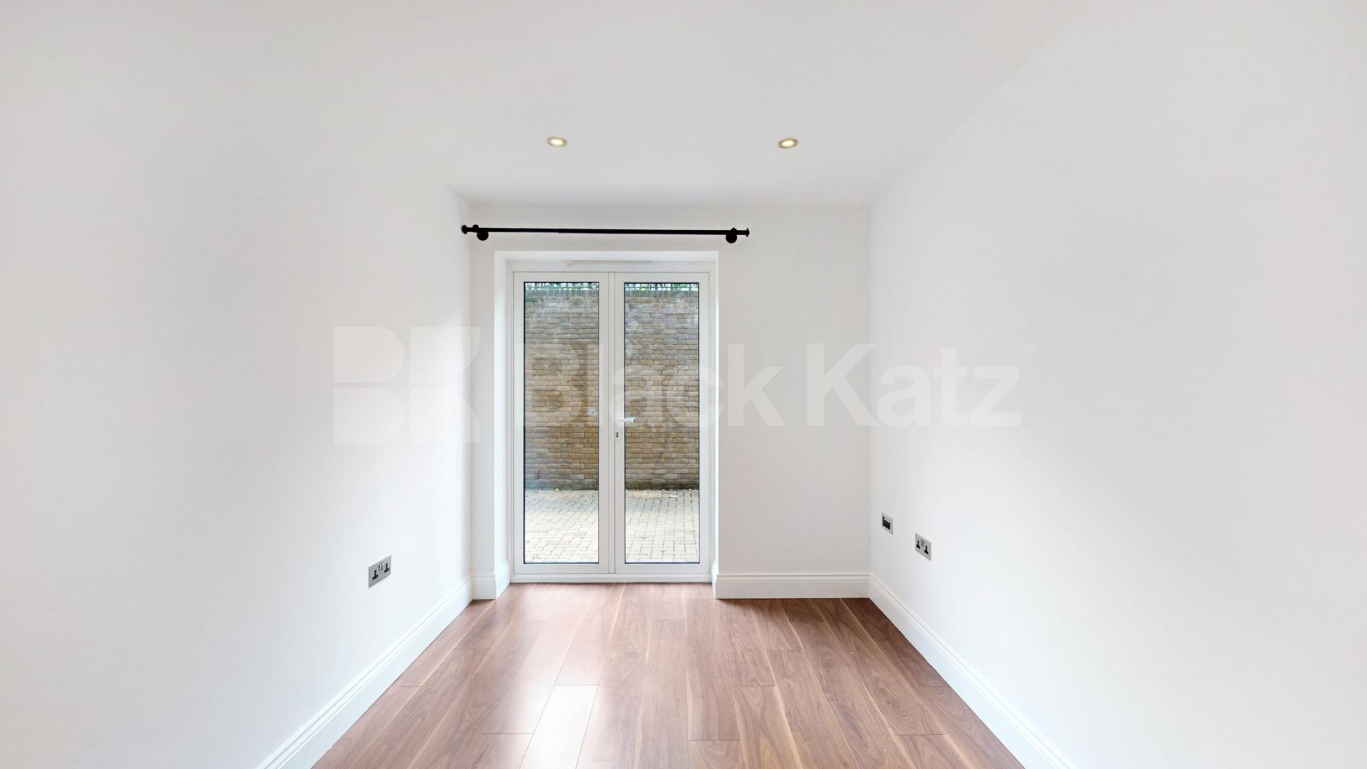 Fantastic 3 bed 2 bath within a private secure development mins to shops Davis House, Huguenot Drive , Palmers Green